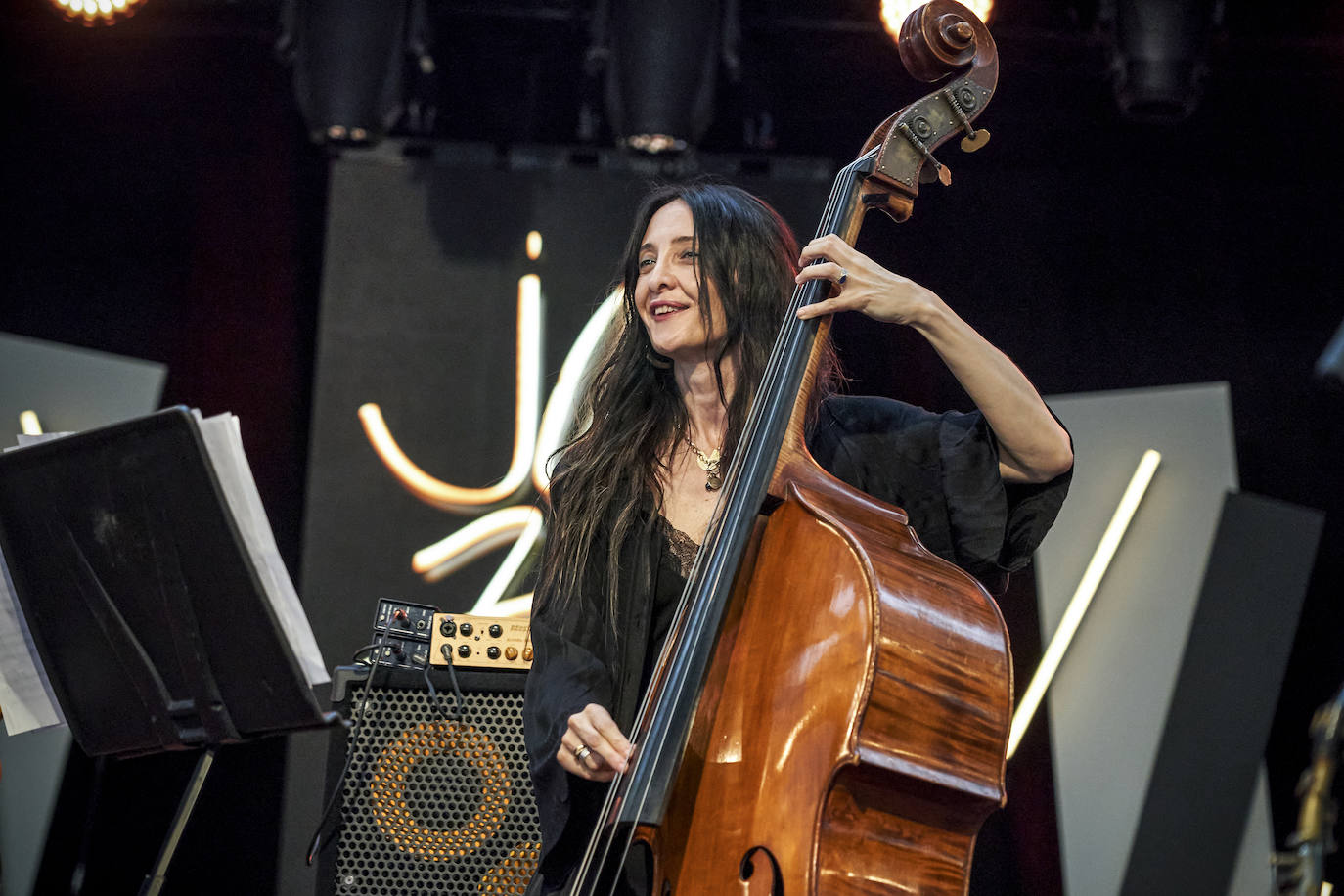 Fotos: El homenaje a Iñaki Añúa y el concierto de Giulia Valle, en imágenes