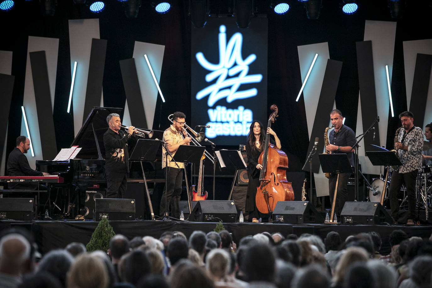 Fotos: El homenaje a Iñaki Añúa y el concierto de Giulia Valle, en imágenes