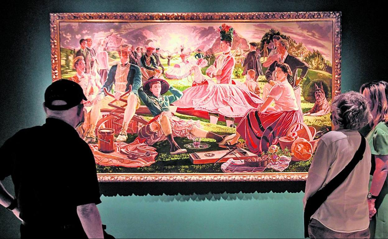 Unos visitantes se detienen ante el cuadro 'Danzas suletinas', de José María Ucelay. 