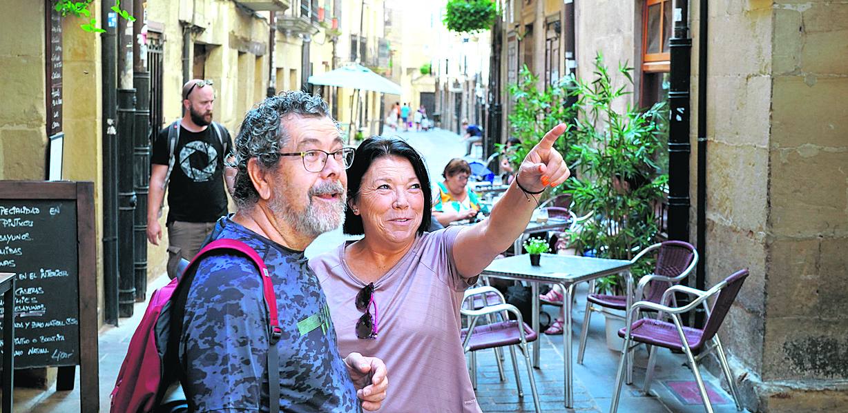 Antonio Camacho y Rosa Romero, de Sevilla, pasean por las calles de Laguardia