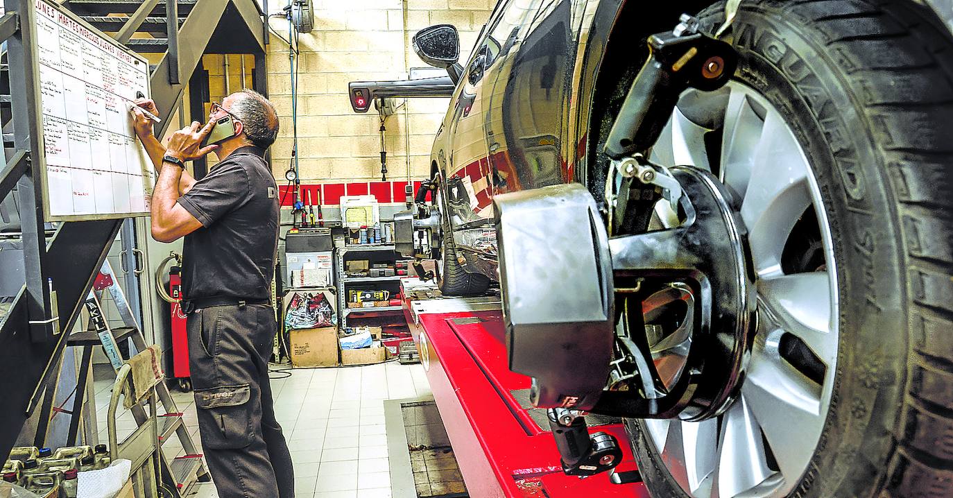 El técnico de un taller busca un hueco para un cliente de última hora