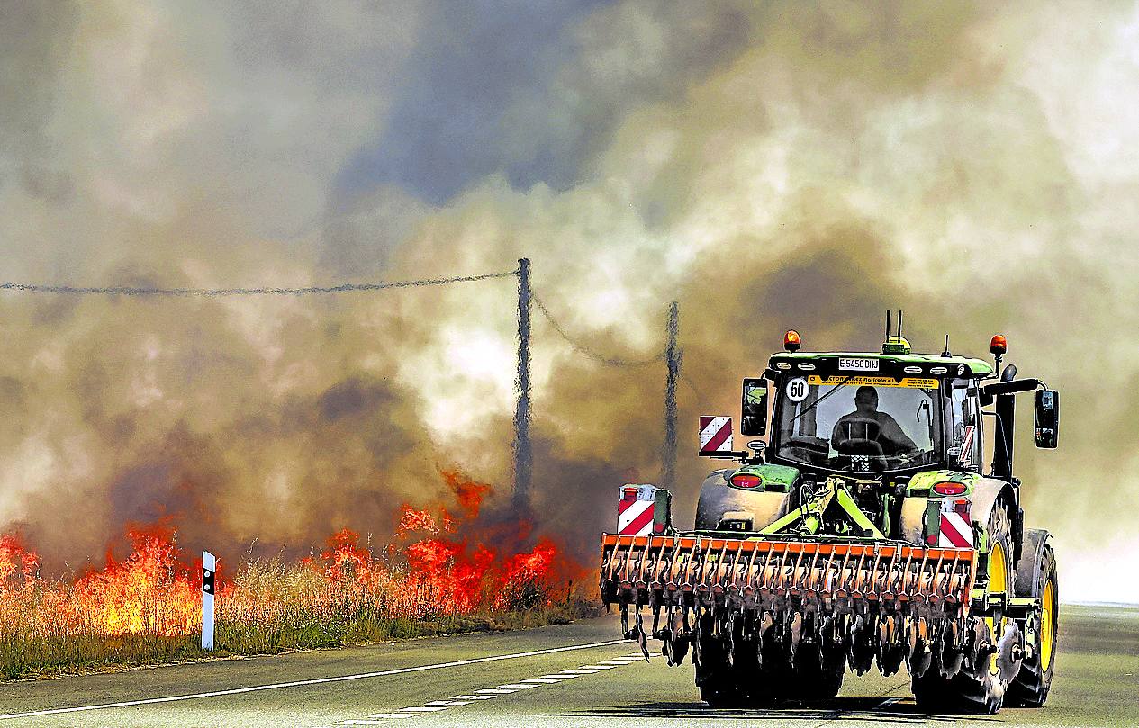 Colaboración. Los tractores, que fueron determinantes en Ribera Alta, a los pies del cerro de Estíbaliz donde hicieron varios cortafuegos.