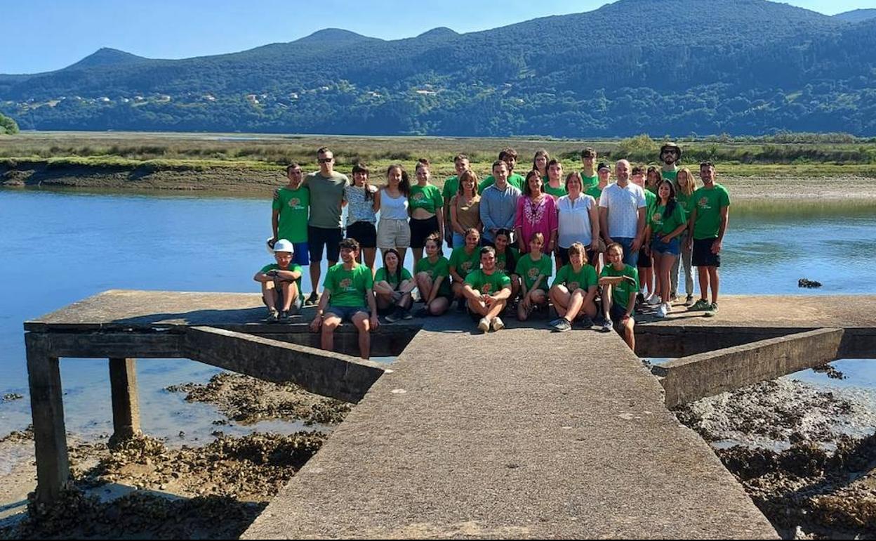 Participantes en el campo de trabajo de Murueta posan junto a la consejera y representantes de distintas instituciones de Busturialdea. 