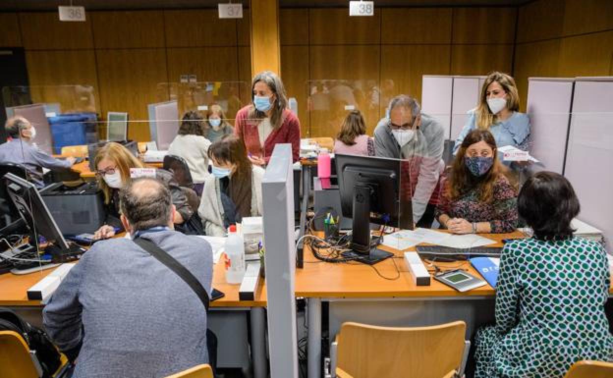 El uso de la mascarilla aún ha sido obligatorio en las oficinas de Hacienda, aunque se hayan retirado las limitaciones de aforo.