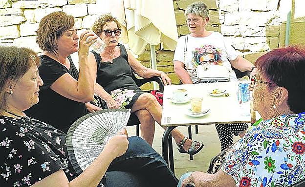 María Ángeles Ruiz (a la izquierda) comparte un café con cuatro vecinas en Lapuebla de Labarca.