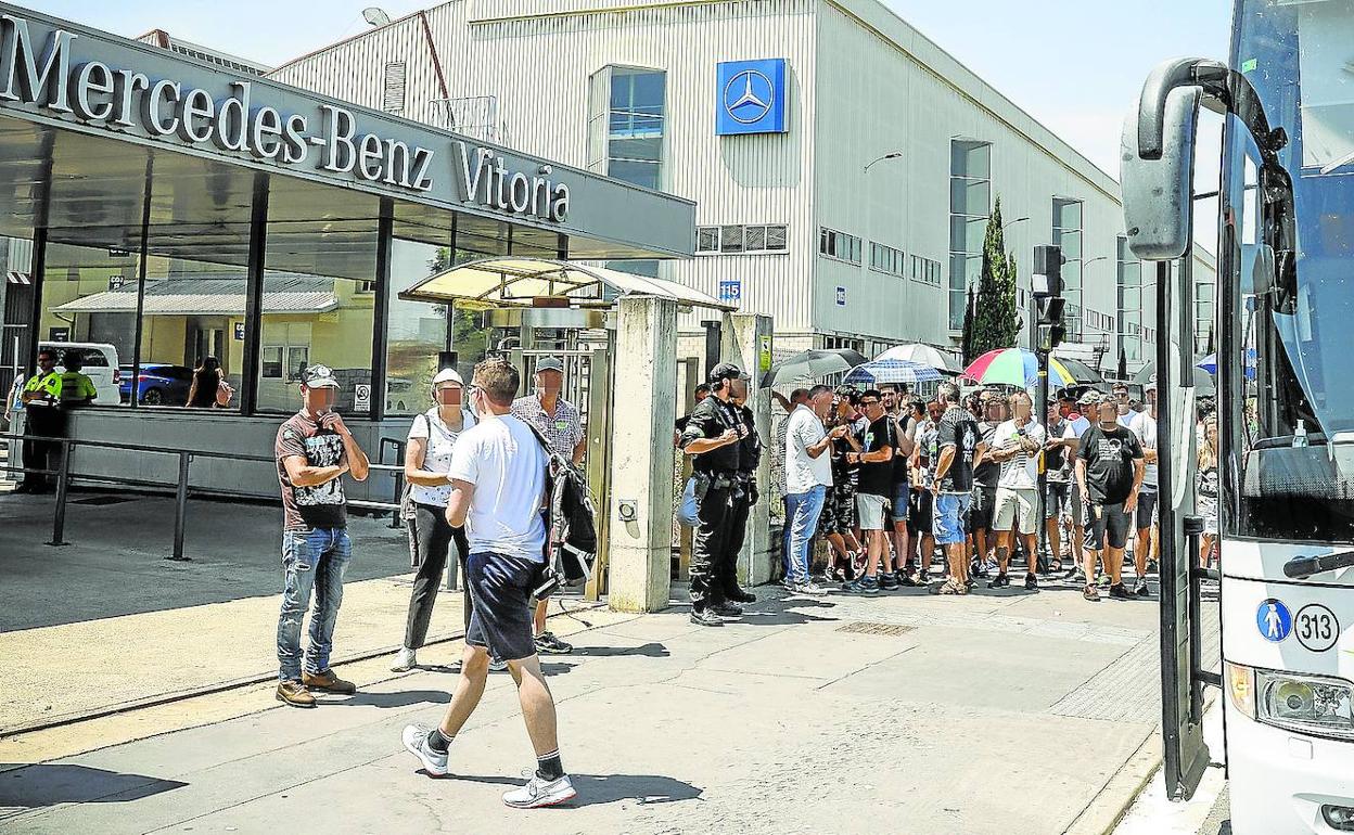 Entrada a las instalaciones de la empresa en Vitoria, con presencia de piquetes. 
