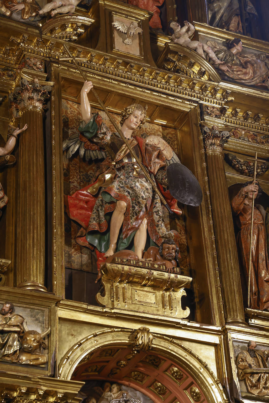 Fotos: Así ha quedado el retablo de San Miguel tras su restauración