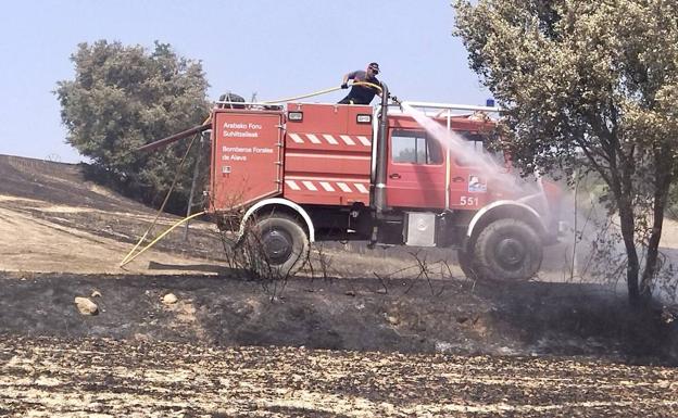 Los bomberos de Álava enfrían el perímetro del incendio de Villaluenga-Tuyo