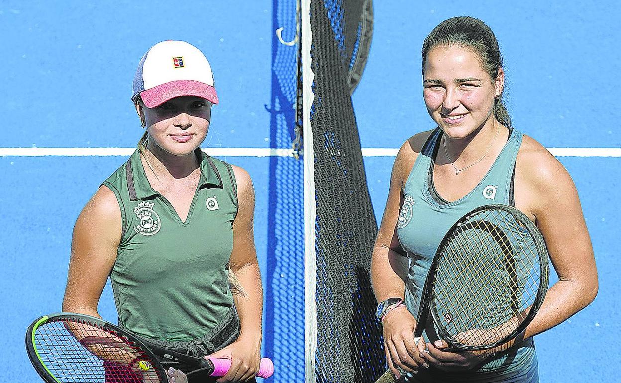 Karina Novikova, a la izquierda, junto a la alavesa Marta García en una de las pistas de la Peña Vitoriana. 