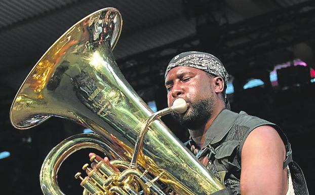 Theon Cross, en concierto, con su tuba omnipresente.