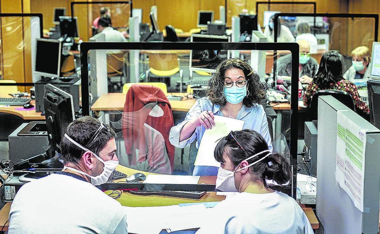 Una pareja hace la declaración en las oficinas centrales de la Hacienda alavesa. 