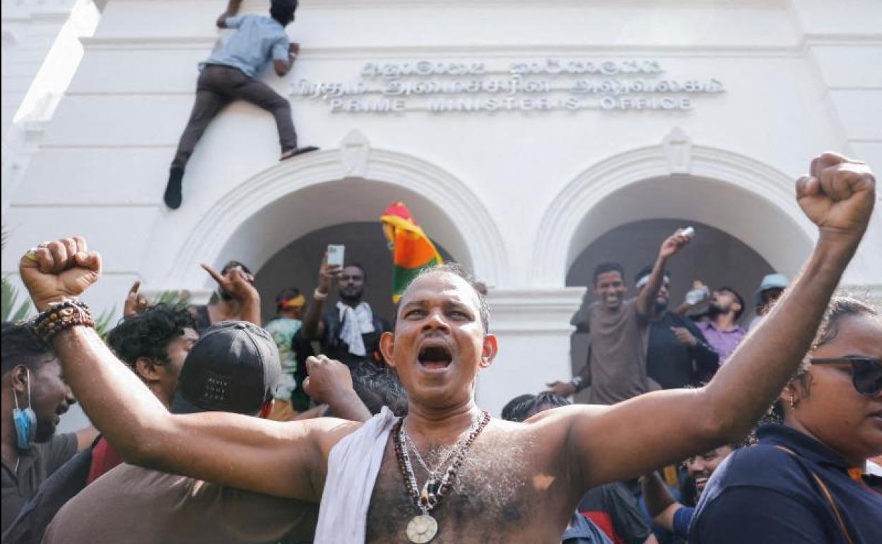 Manifestariak Ranil Wickremesinghe lehen ministroaren bulegoan sartu dira asteazken honetan, eta, duela egun batzuk, presidentearen egoitzan.