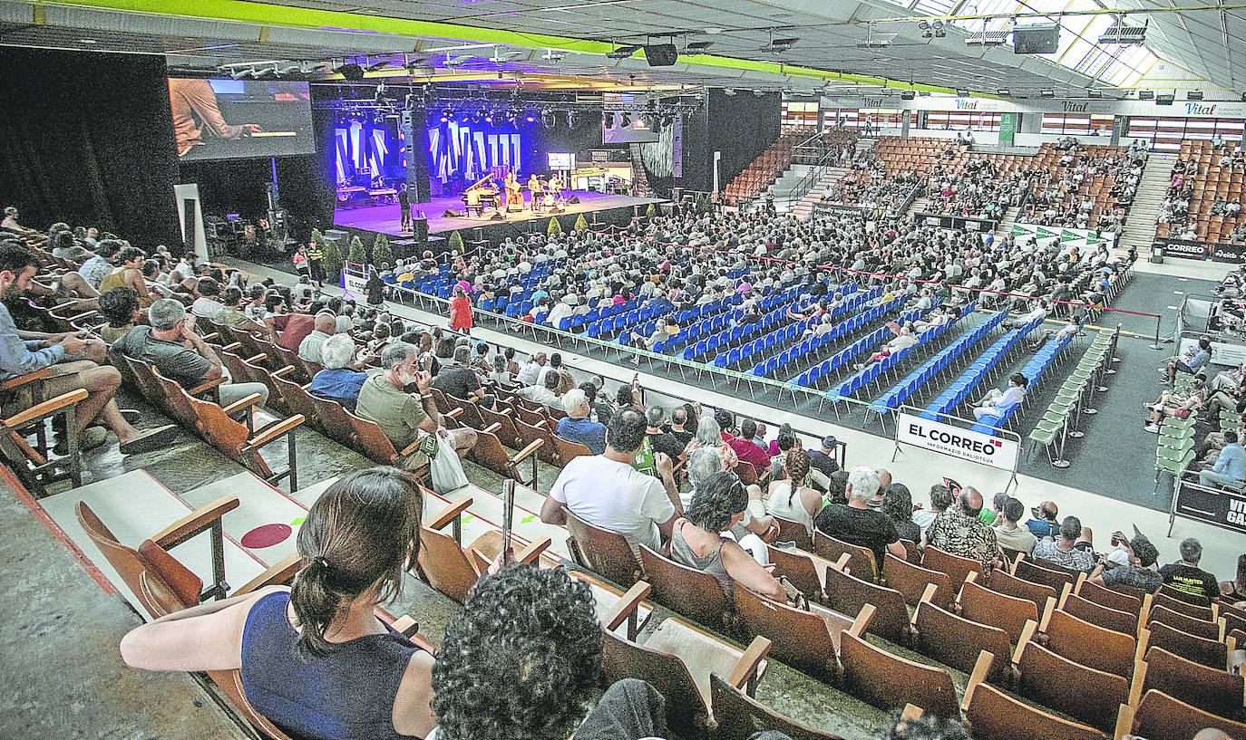 Vista del polideportivo de Mendizorroza durante la actuación del trío del pianista Xavi Torres, con el saxo invitado Miguel Zenón, una gran propuesta de jazz.