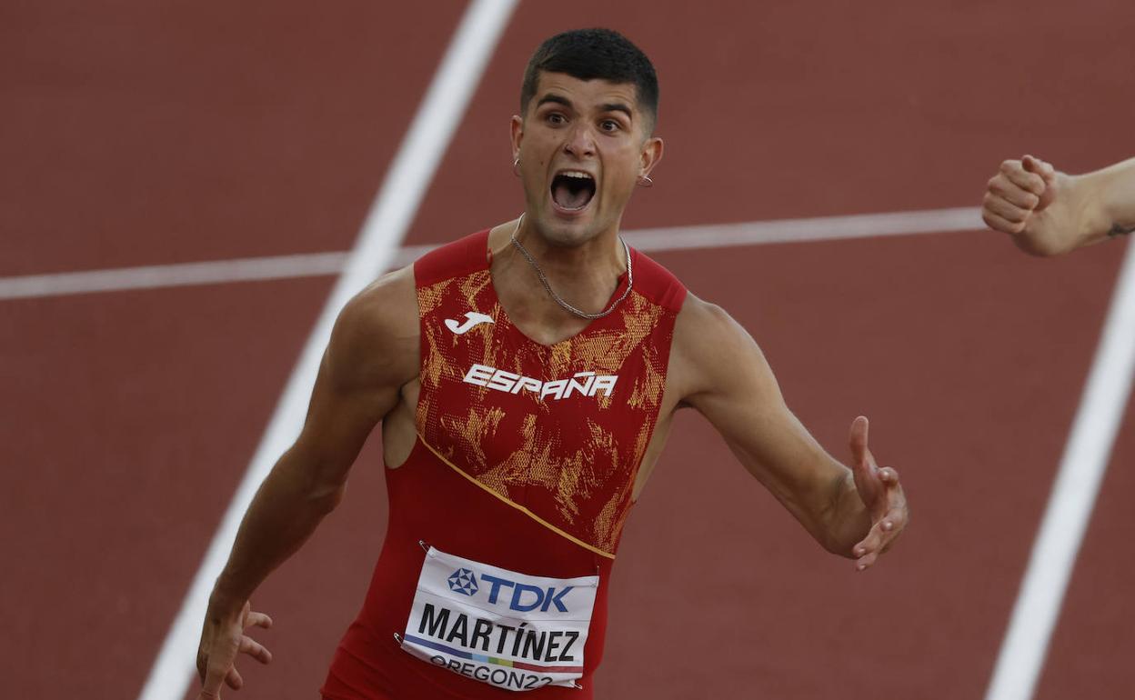 Asier Martínez celebra su tercer puesto en la final de 110 metros vallas. 