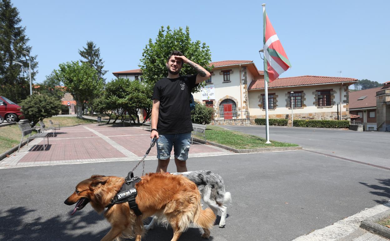 Un vecino, junto a sus perros, esta tarde en la plaza. 