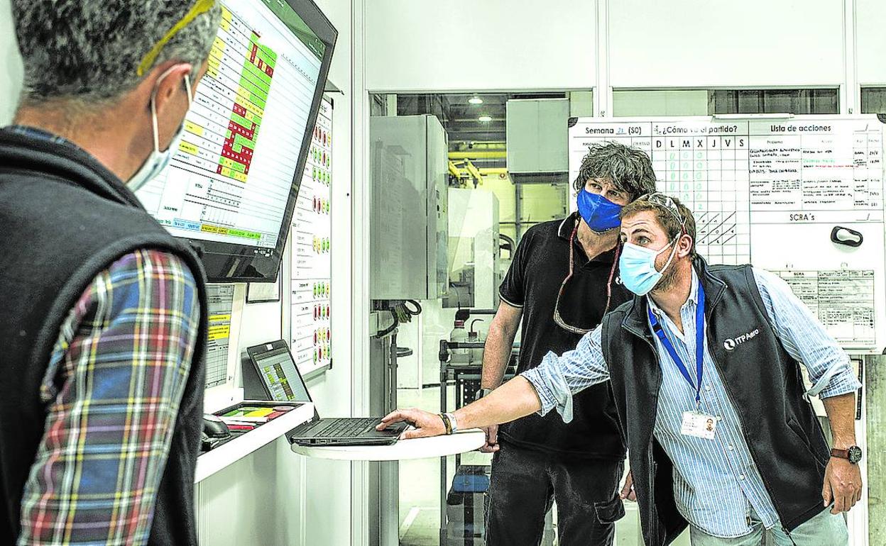 Varios trabajadores de ITP Aero en las instalaciones de la compañía en Zamudio.