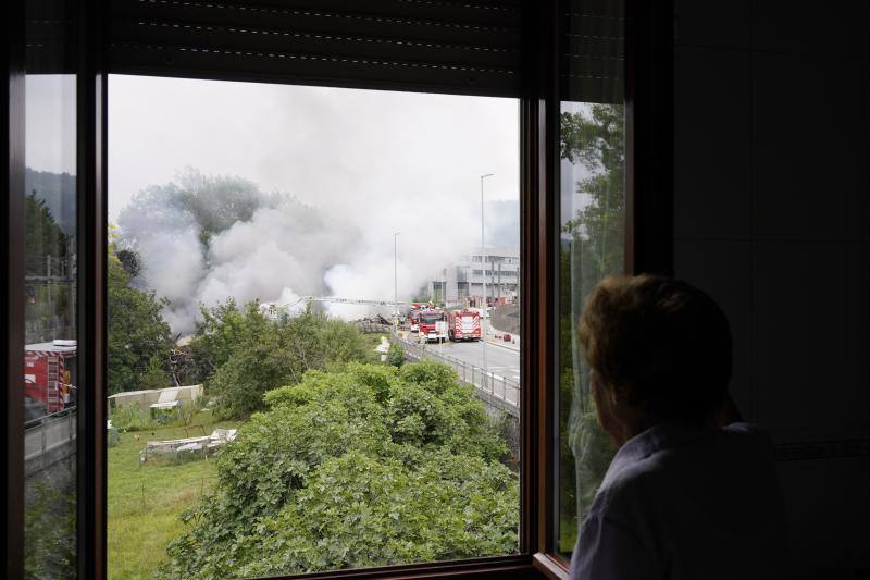 Fotos: Diez desalojados tras un incendio en Lemoa