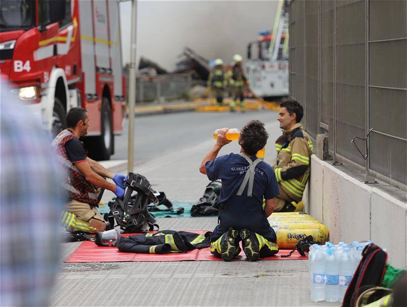 Fotos: Diez desalojados tras un incendio en Lemoa