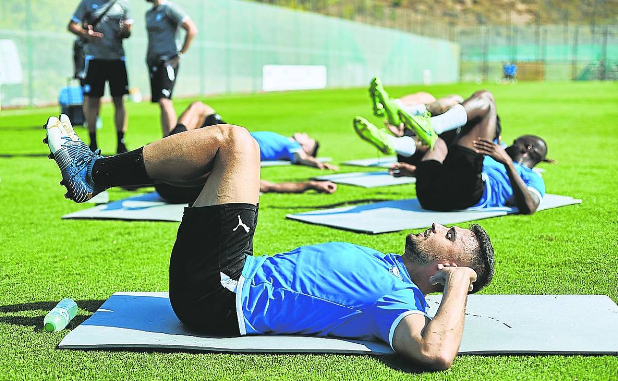 La plantilla albiazul estrenó ayer las instalaciones del complejo de Villaitana. 