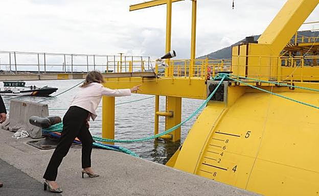 Los cuatro intentos de Teresa Ribera para lanzar la botella de cava en la botadura del aerogenerador