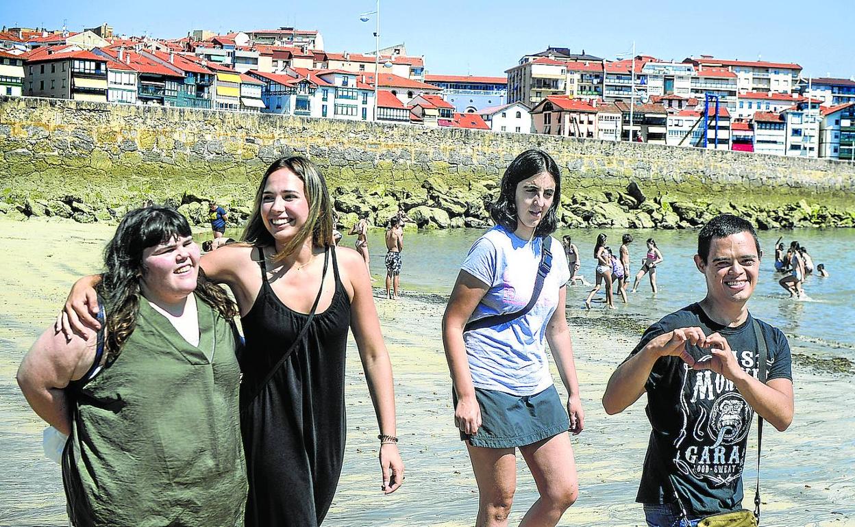 Nahia, la monitora Olatz, Olaia y Felipe dan el primer paseo por la playa. 