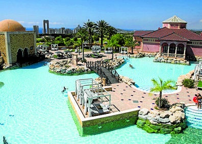 Imagen secundaria 1 - La calma de una microciudad en el paraíso de los rascacielos