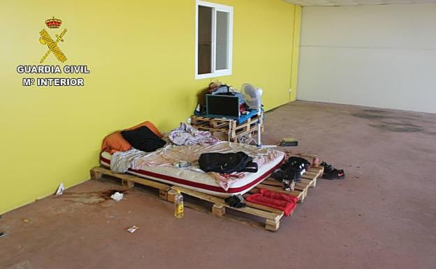 Cama de uno de los trabajadores explotados.