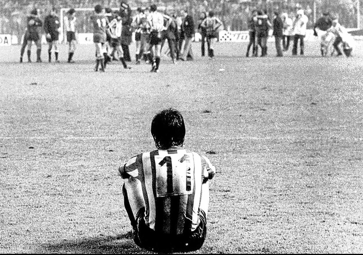 Icónica imagen de Rojo sentado en el suelo tras perder la final de la Uefa de 1977. 