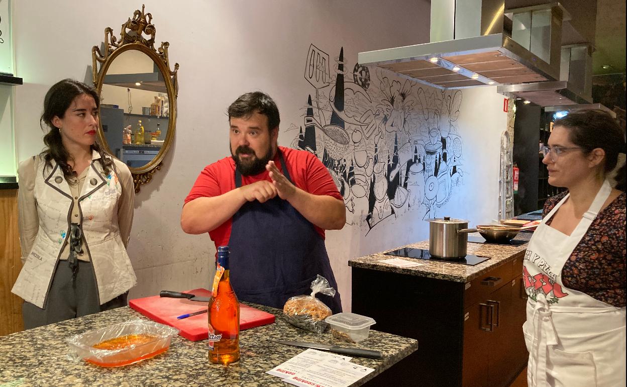 Aingeru Etxebarria explica los pasos de una receta durante una de las rutas de Catas 