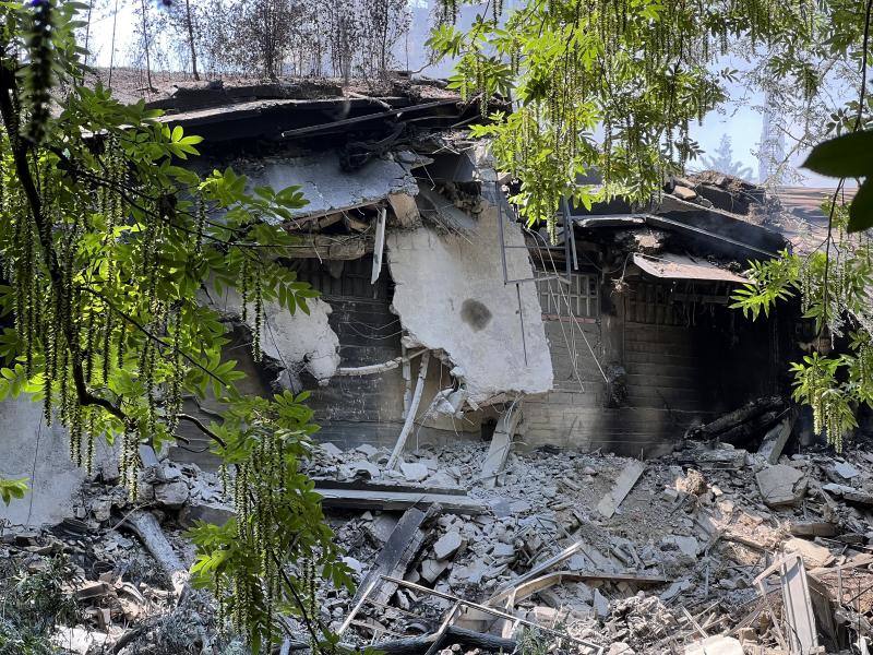 Fotos: La presencia de amianto complica la extinción del incendio y el desescombro en Lemoa