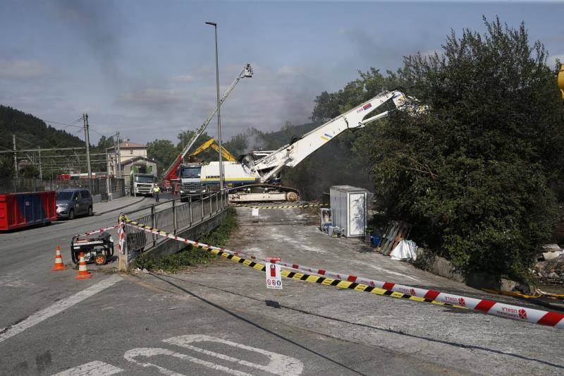 Fotos: La presencia de amianto complica la extinción del incendio y el desescombro en Lemoa