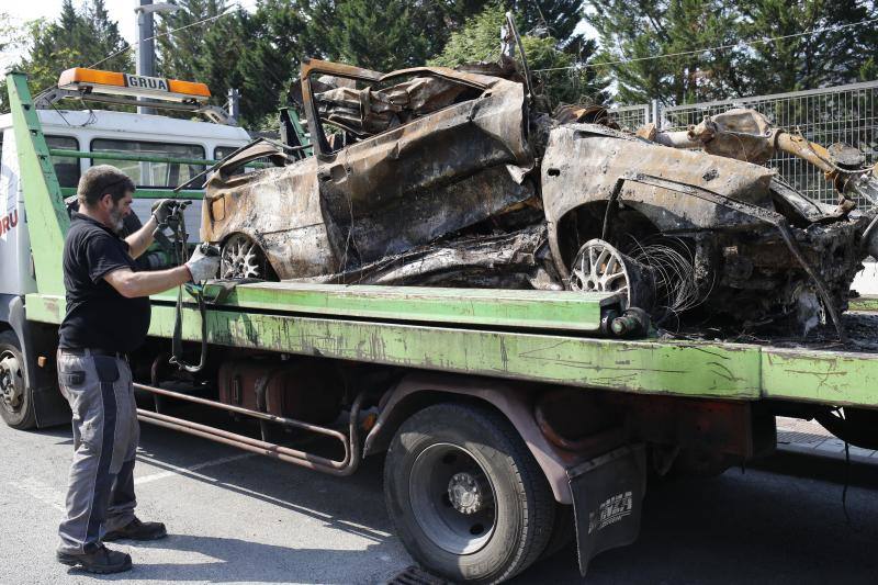 Fotos: La presencia de amianto complica la extinción del incendio y el desescombro en Lemoa