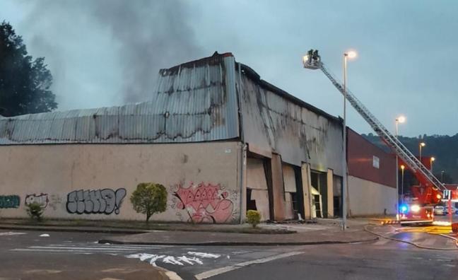 Fotos: Un incendio destruye una nave en el polígono de Sangroniz en Sondika