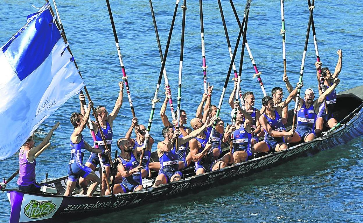 Los remeros de Santurtzi celebran su triunfo el pasado año en la Bandera de La Concha. 