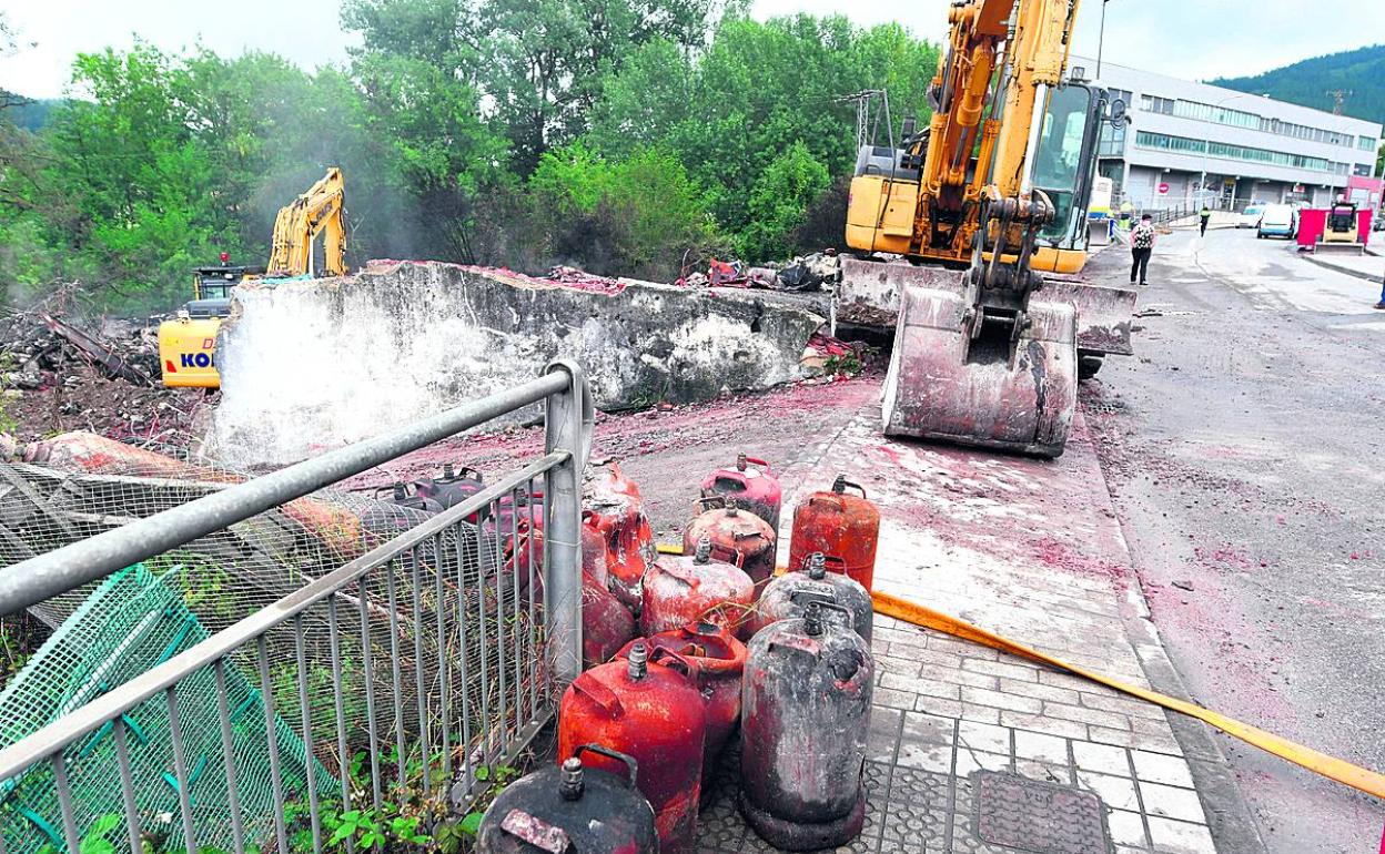 Máquinas trabajan en el derribo del edificio afectado por el fuego. 