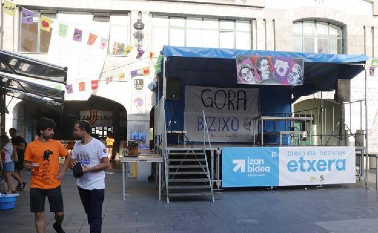 Zona de txosnas de Mutriku con alusiones al colectivo Bizixo, que ha vetado a la joven ertzaina en algunos actos festivos. 