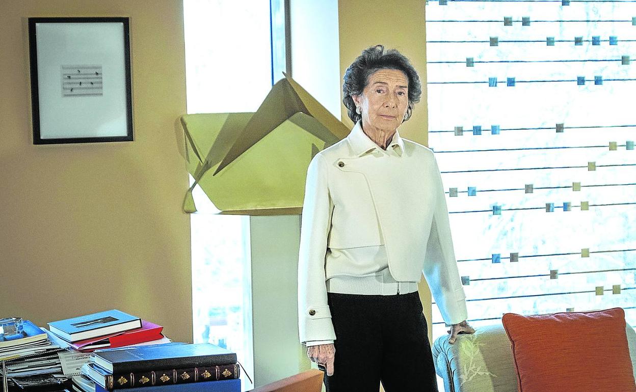 Presidenta. Paloma O'Shea, en su despacho en la Fundación Albéniz. Encima, portada de 'Ritmo' con el primer concurso. 