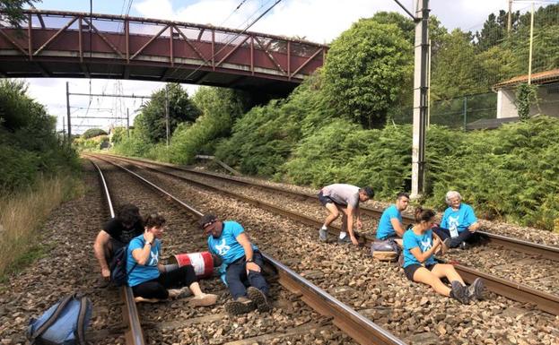 Varios activistas han bloqueado el paso del tren en Boucau 