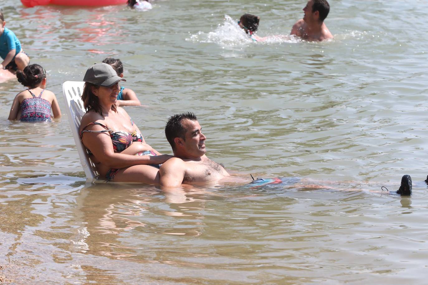 Fotos: Los alaveses abarrotan el pantano para sobrellevar un domingo de altas temperaturas