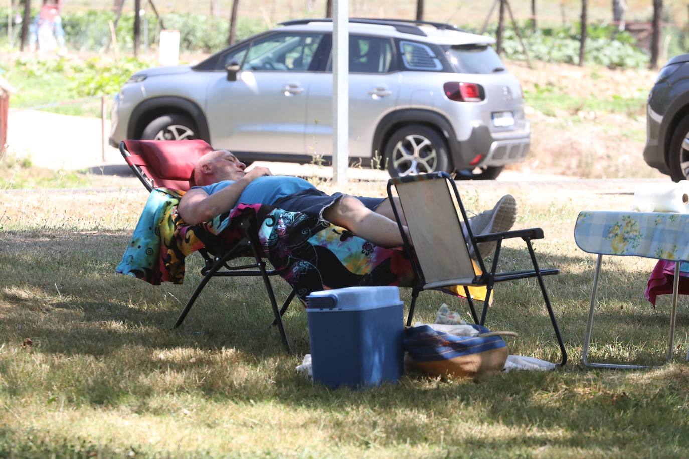 Fotos: Los alaveses abarrotan el pantano para sobrellevar un domingo de altas temperaturas