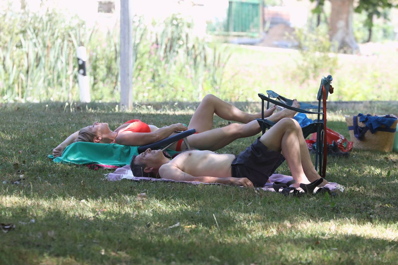 Fotos: Los alaveses abarrotan el pantano para sobrellevar un domingo de altas temperaturas