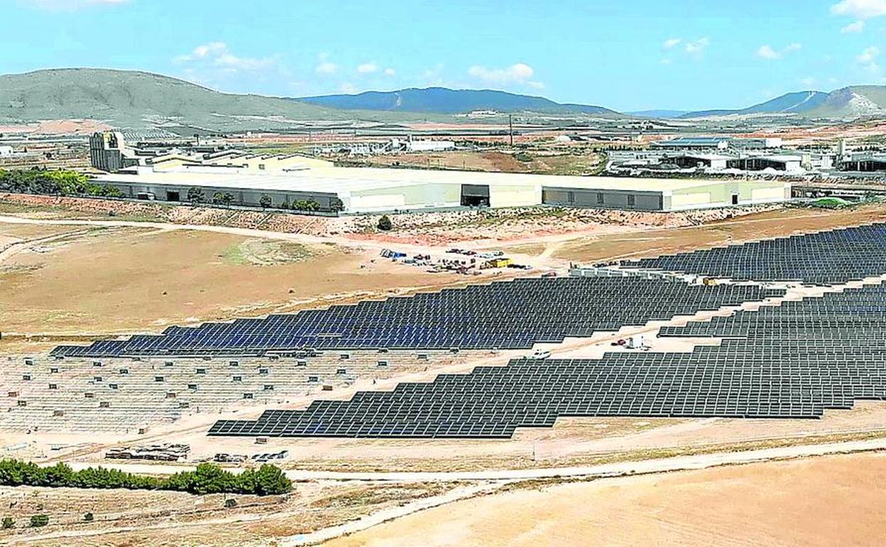 La granja fotovoltaica de Vidrala en Caudete (Albacete) le permitirá cubrir el 100% de sus necesidades eléctricas en los momentos de mayor intensidad. 