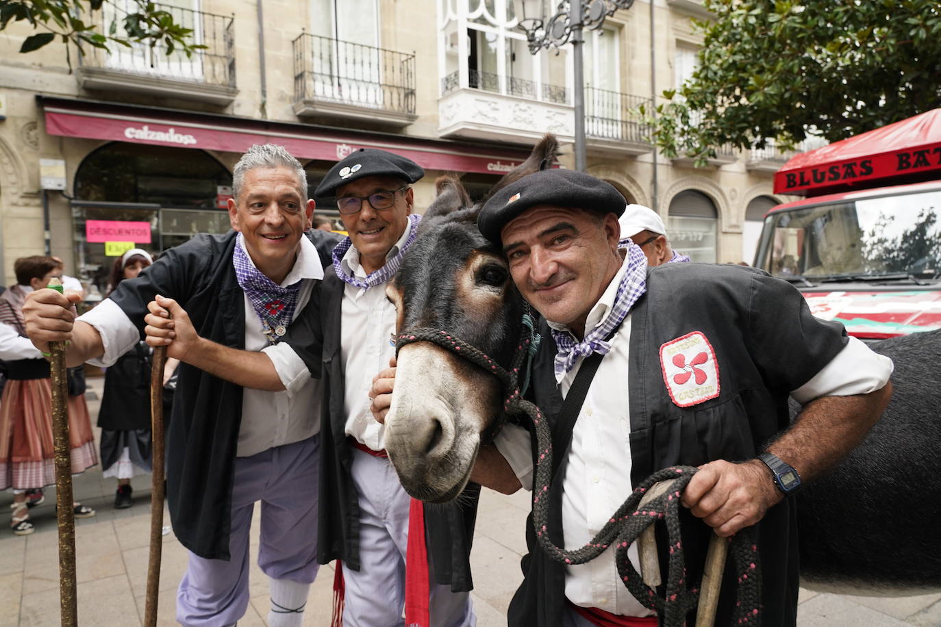 Fotos: Búscate en las fotos del Día del Blusa y la Neska de Vitoria