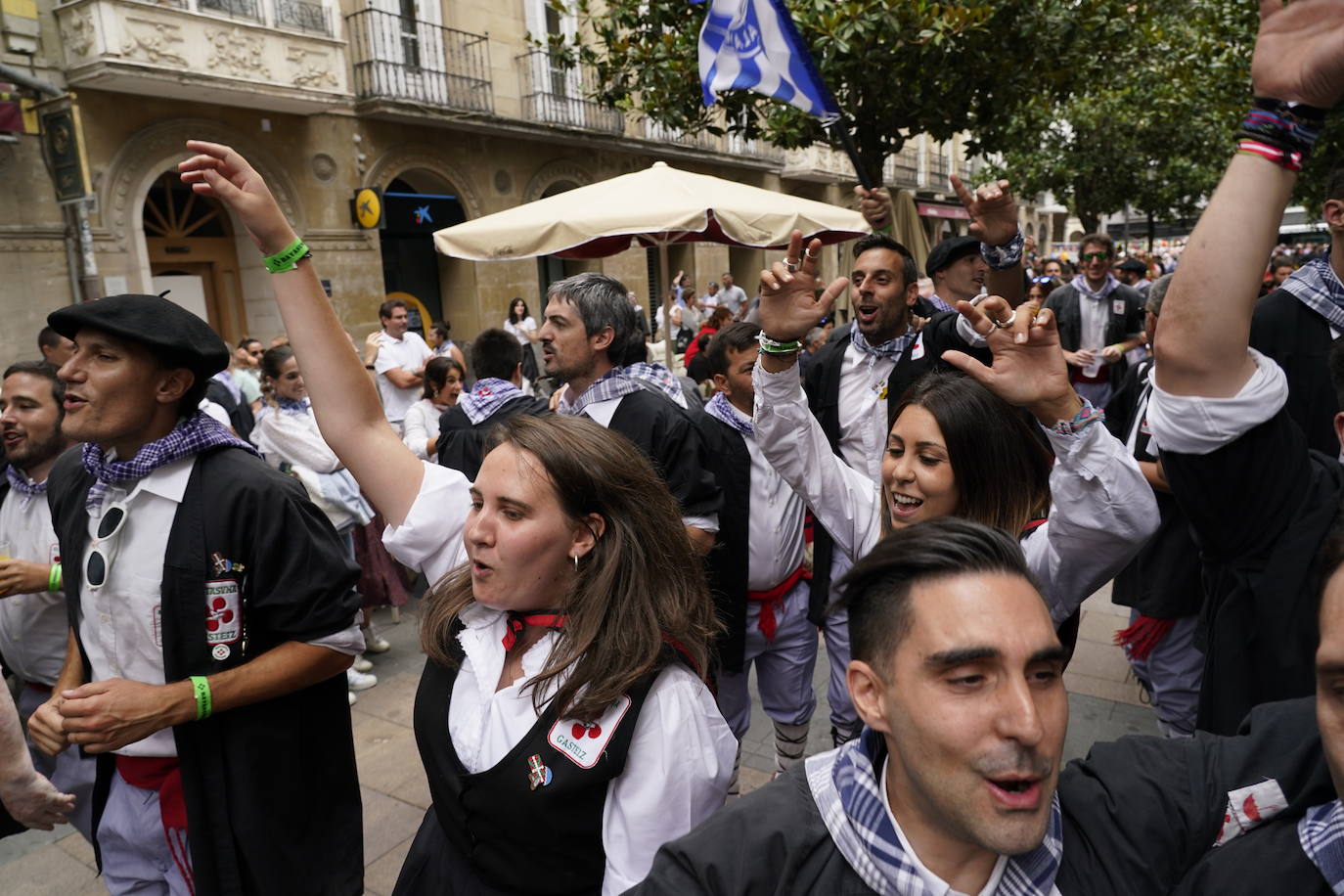 Fotos: Búscate en las fotos del Día del Blusa y la Neska de Vitoria