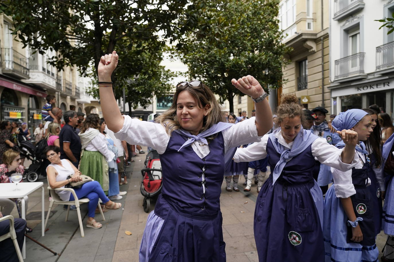 Fotos: Búscate en las fotos del Día del Blusa y la Neska de Vitoria