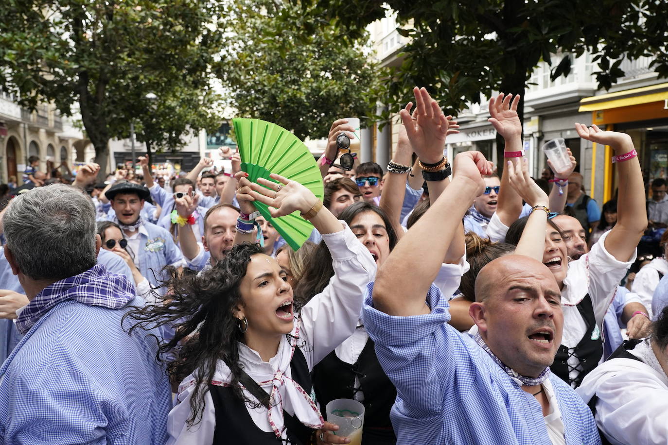 Fotos: Búscate en las fotos del Día del Blusa y la Neska de Vitoria