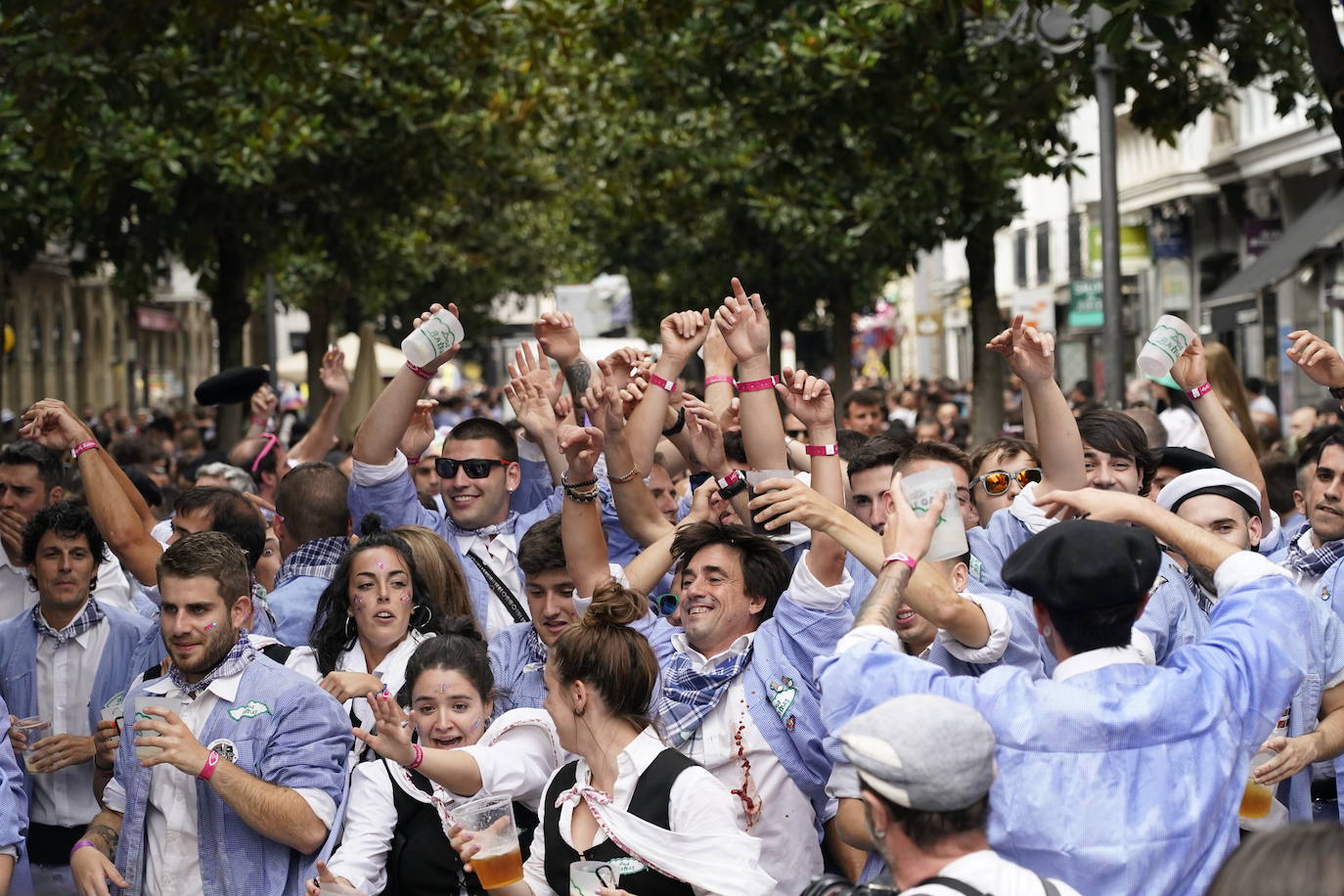 Fotos: Búscate en las fotos del Día del Blusa y la Neska de Vitoria