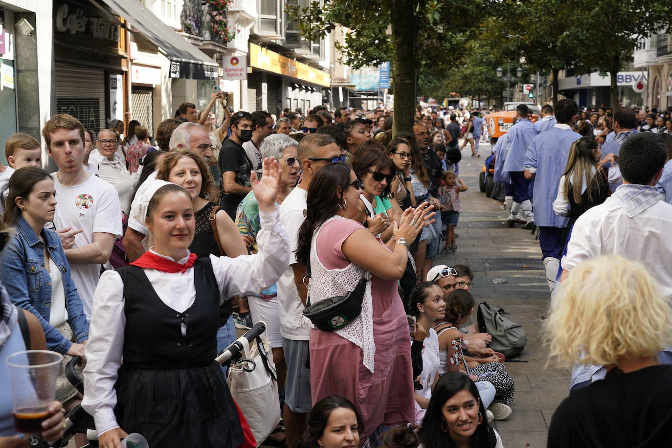 Fotos: Búscate en las fotos del Día del Blusa y la Neska de Vitoria