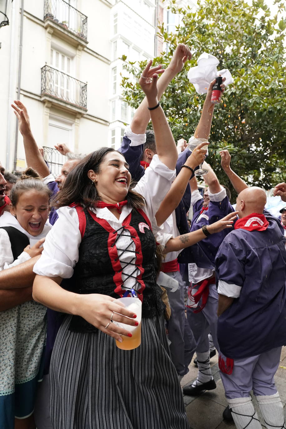 Fotos: Búscate en las fotos del Día del Blusa y la Neska de Vitoria