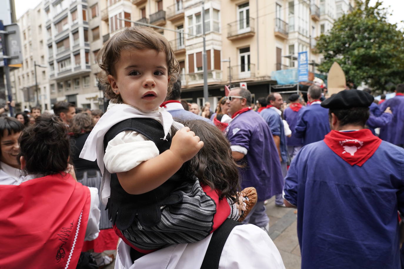 Fotos: Búscate en las fotos del Día del Blusa y la Neska de Vitoria